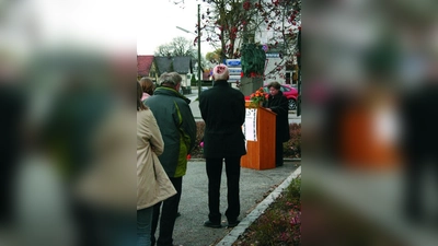 Auch Bezirksausschuss-Vorsitzende Heike Kainz (CSU) las bei der Gedenkveranstaltung zum 70. Jahrestag der Reichspogromnacht in Allach-Untermenzing Namen Münchner Juden, die unter der Herrschaft der Nationalsozialisten in München ums Leben kamen. (Foto: ls)