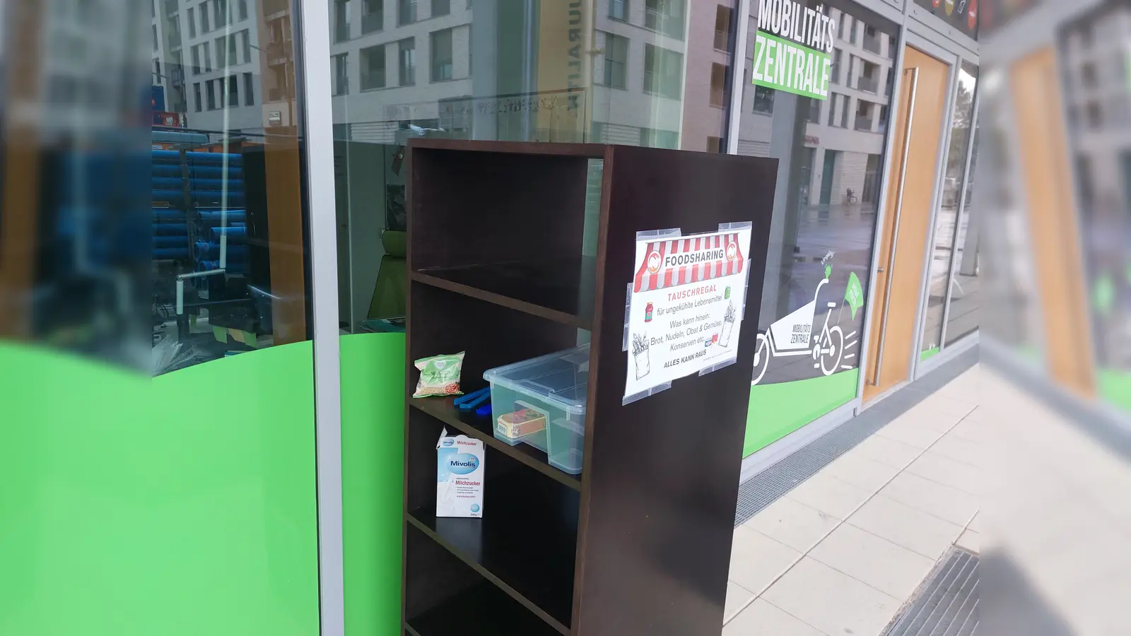 Schnell und unkompliziert nicht mehr benötigte Lebensmittel mit anderen teilen: Das ist mit einem Foodsharing-Regal wie am Maria-Nindl-Platz möglich. (Foto: bs)