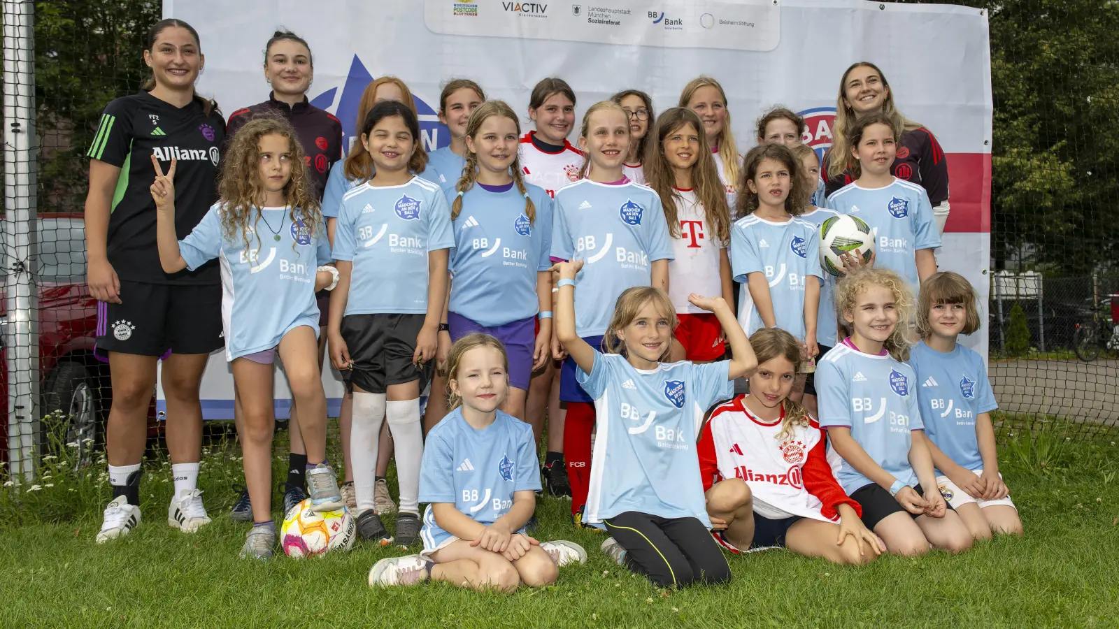 Große Freude für Mädchen an den Ball beim Meet &amp; Great mit den Spielerinnen des FC Bayern. (Foto: BIKU gGmbH)