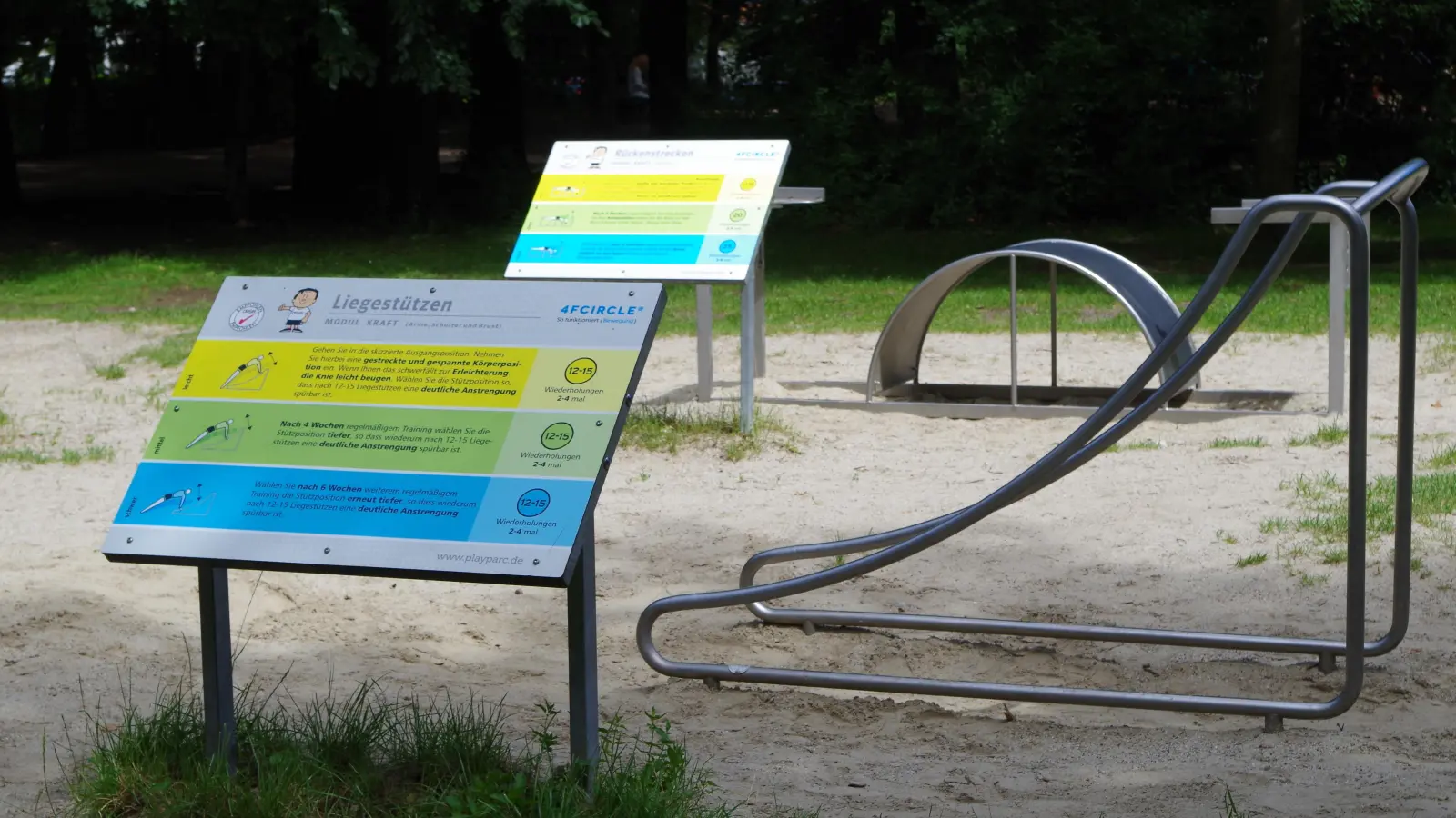 Demnächst soll so ein Erläuterungsschild an der neuen Calisthenics-Anlage im Hirschgarten zeigen, welche Übungen dort umgesetzt werden können. (Foto: Beatrix Köber)