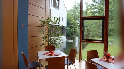 In den Sommerferien ist endlich Zeit, um gemütlich zu lesen – egal, ob in der Bibliothek, zu Hause oder auf der Wiese. Und wer beim Leseclub mitmacht, kann sich sogar schöne Preise „erlesen”.  (Foto: mha)