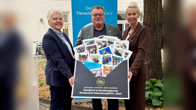 Ellen Kloth, Vizepräsidentin, und Thomas Schröder, Präsident des Deutschen Tierschutzbundes, übergeben den Brandbrief an Silvia Breher, Bundestagsabgeordnete und Beauftragte der Bundesregierung für Tierschutz. (Foto: Tierschutzbund)