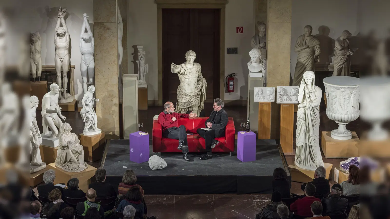Auf dem Podium: Prof. Dr. Harald Lesch (links) und Prof. Dr. Wilhelm Vossenkuhl. (Foto: Daniel Reiter/MVHS)