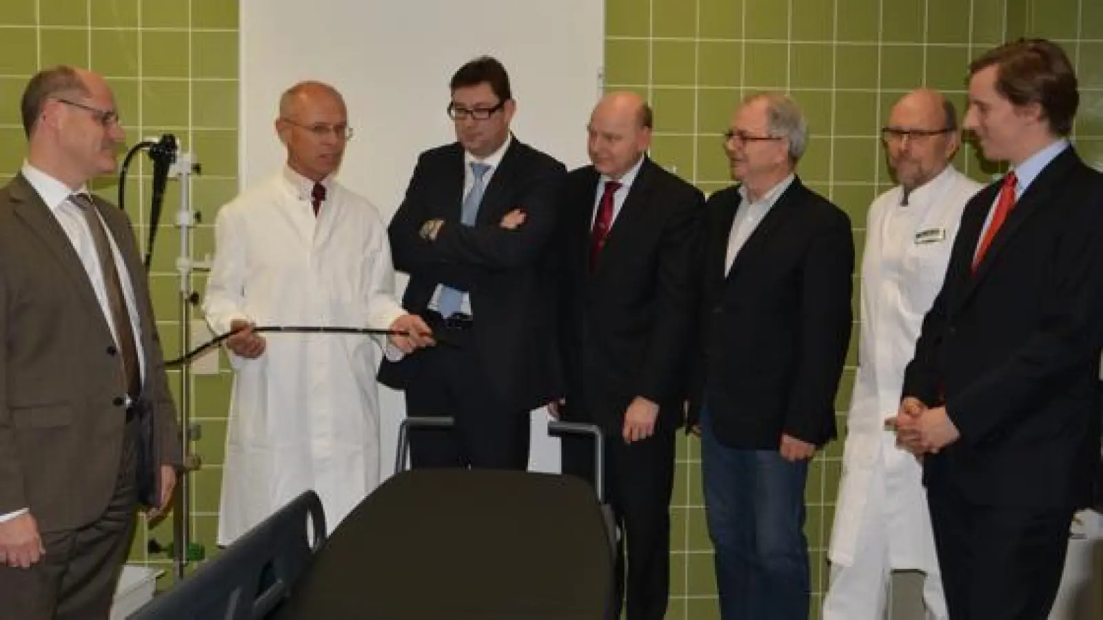 Im Gespräch! (v.l.n.r.): Christian Maier (Direktor KLE), Prof. Dr. Rudolf L. Riepl (Chefarzt), Martin Bayerstorfer (Landrat), Sándor Mohácsi (Vorstand), Manfred Ranft (Bgm.), Dr. Wolfgang Schneider (Chefarzt KW), Dr. Constantin von Stechow.  (F: Klinikum)