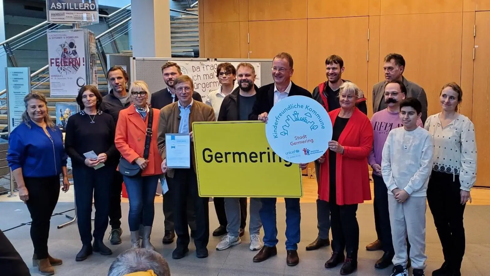 Übergabe des Siegels: Oberbürgermeister Andreas Haas (7.v.r.) mit Vertreterinnen und Vertretern der Steuerungsgruppe, des Jugendrats, des Deutschen Kinderhilfswerks und des Vereins Kinderfreundliche Kommunen. (Foto: Stadt Germering)