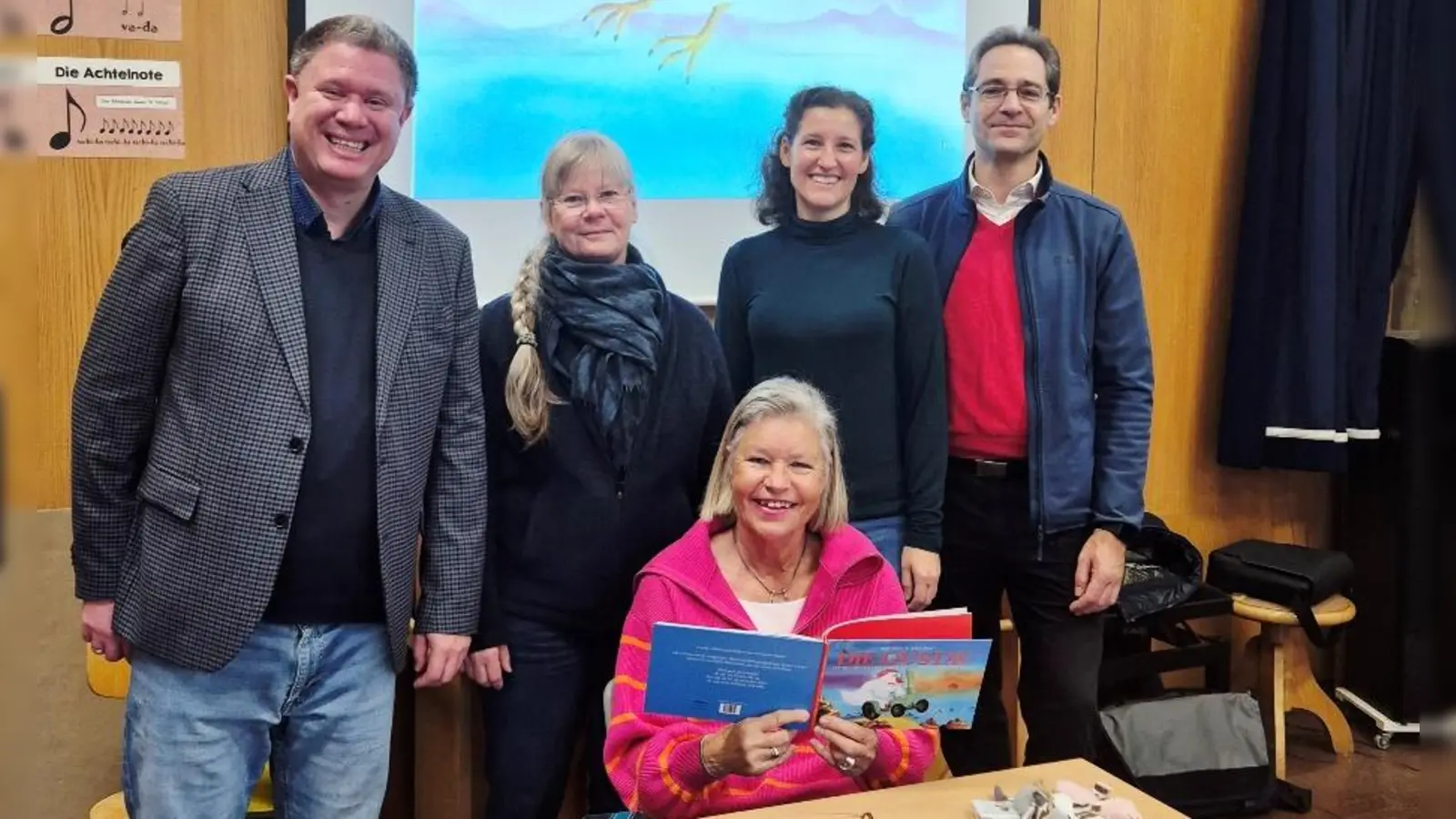 Vorne Autorin Heidi Rauch, hinten stehend von links Thomas Speyerer (stellvertretender Vorsitzender), Kerstin Rozeboom (Schatzmeisterin), Margit Griesbacher (Schriftführerin) und Thomas Gobmaier (Vorsitzender) vom Förderverein in Vorfreude auf die Lesung. (Foto: Förderverein GS Moosinning)