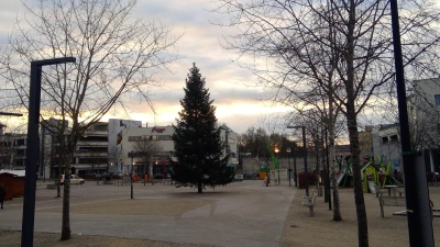Am Poinger Marktplatz in der Ortsmitte beginnt die Zeitreise, die via Schautafeln bis zu 5000 Jahre in die Vergangenheit blicken lässt. (Foto: bs)