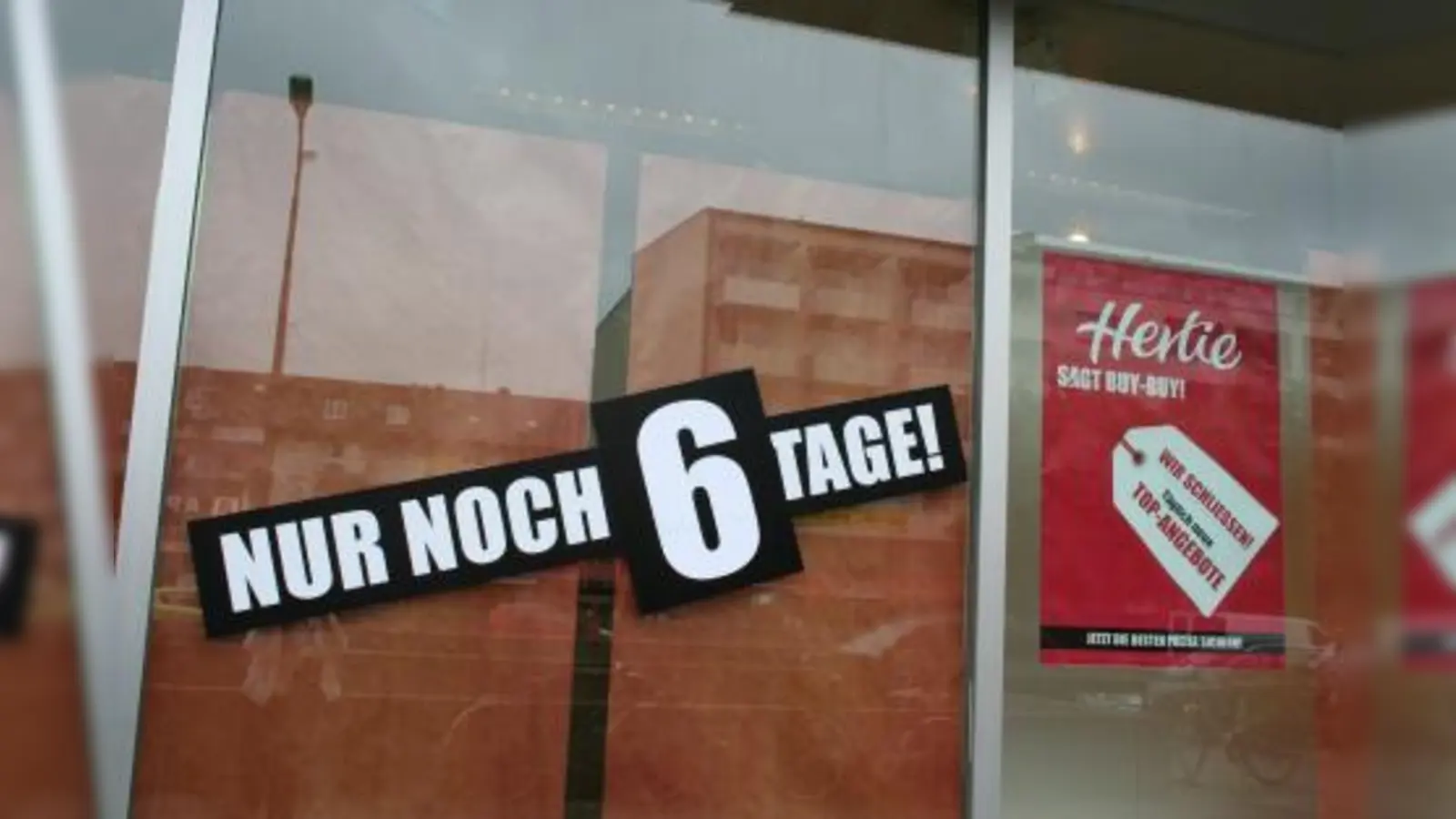 „Nur noch 6 Tage” hieß es am Montag bei Hertie in der Fürstenrieder Straße. (Foto: tg)