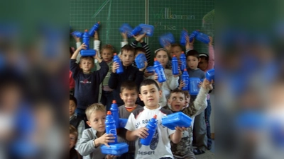 Schülerinnen und Schüler des Münchner Asam-Gymnasiums hatten 24.000 Bio-Brotboxen für alle Erstklässler in München, Starnberg, Fürstenfeldbruck, Germering und Dachau mit Vollkornbrot, Karotten, Streichkäse und Müsli-Riegeln gefüllt. (Foto: pi)