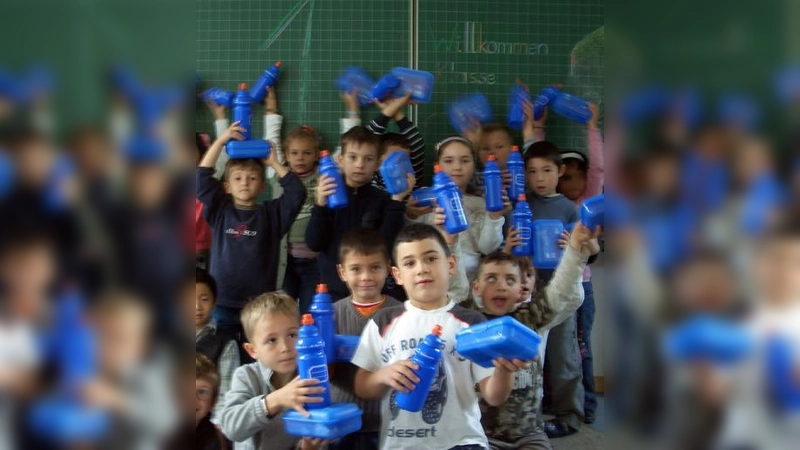 Schülerinnen und Schüler des Münchner Asam-Gymnasiums hatten 24.000 Bio-Brotboxen für alle Erstklässler in München, Starnberg, Fürstenfeldbruck, Germering und Dachau mit Vollkornbrot, Karotten, Streichkäse und Müsli-Riegeln gefüllt. (Foto: pi)