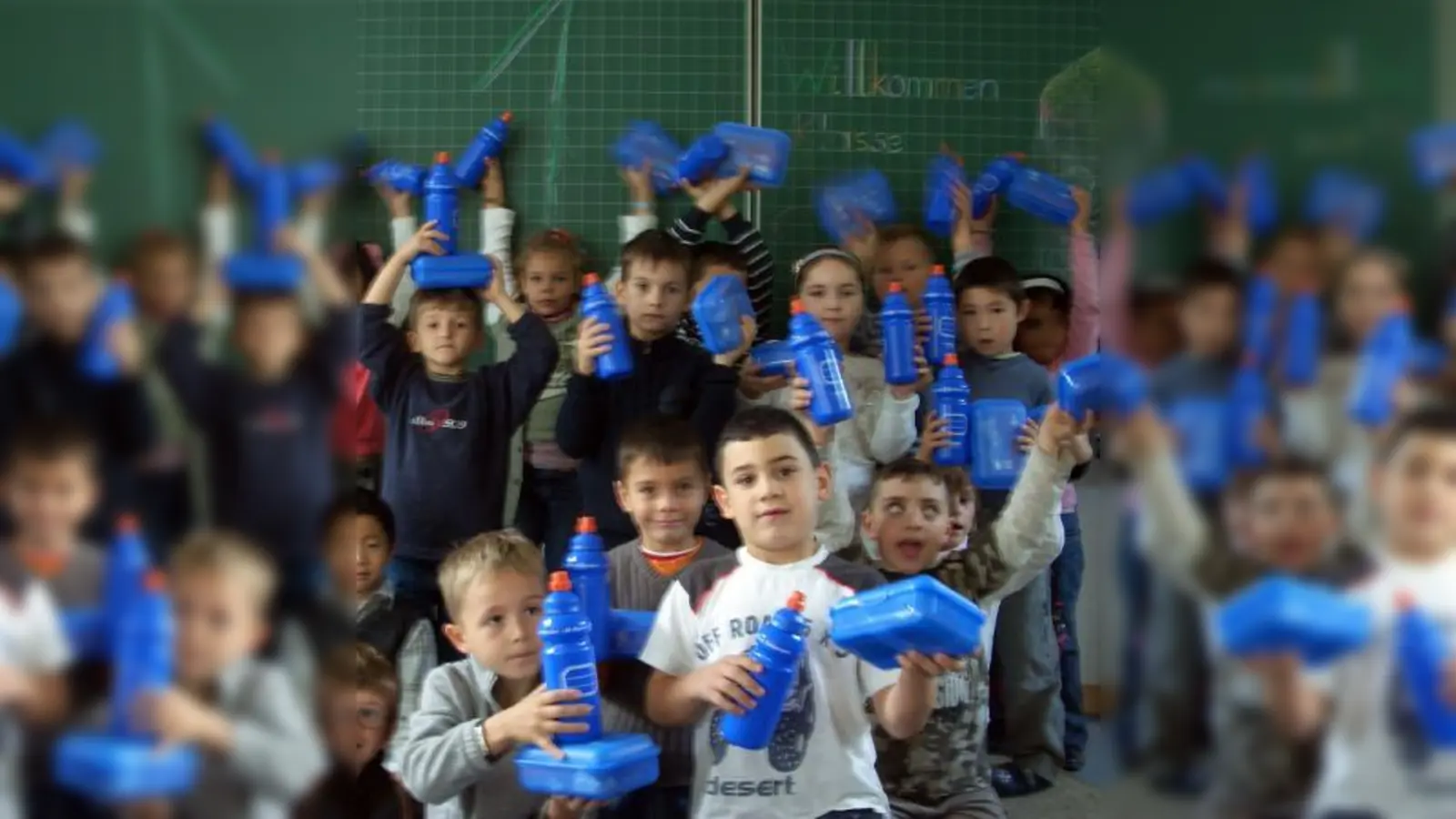 Schülerinnen und Schüler des Münchner Asam-Gymnasiums hatten 24.000 Bio-Brotboxen für alle Erstklässler in München, Starnberg, Fürstenfeldbruck, Germering und Dachau mit Vollkornbrot, Karotten, Streichkäse und Müsli-Riegeln gefüllt. (Foto: pi)