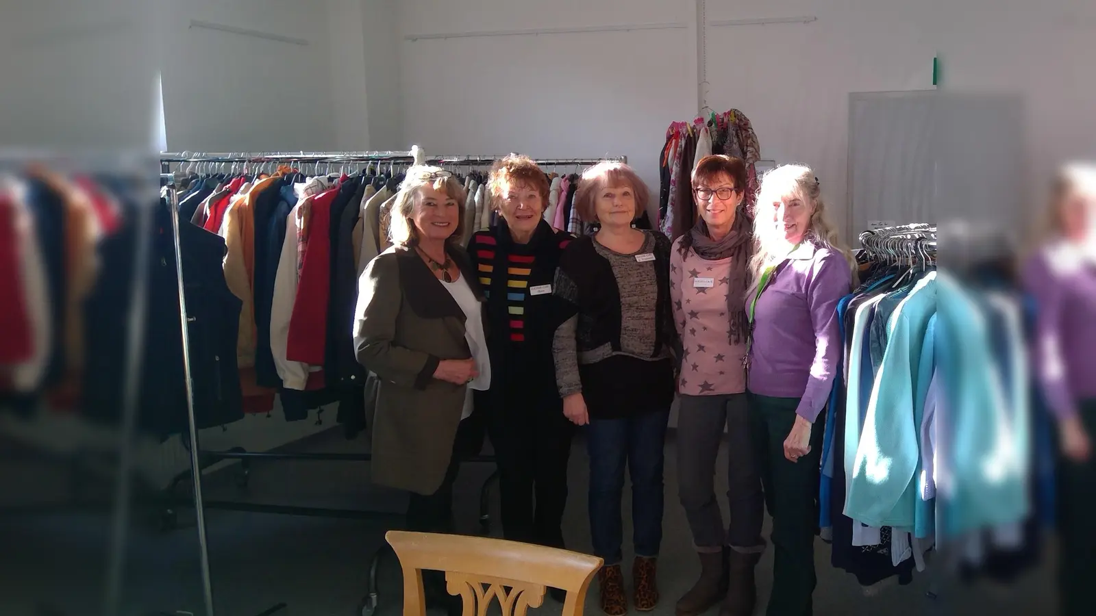 Ein echtes Erfolgsmodell: Das Kleider-Café Kirchheim wird fünf Jahre alt. Das Team freut sich schon auf die Feier am kommenden Freitag. (Foto: bs)