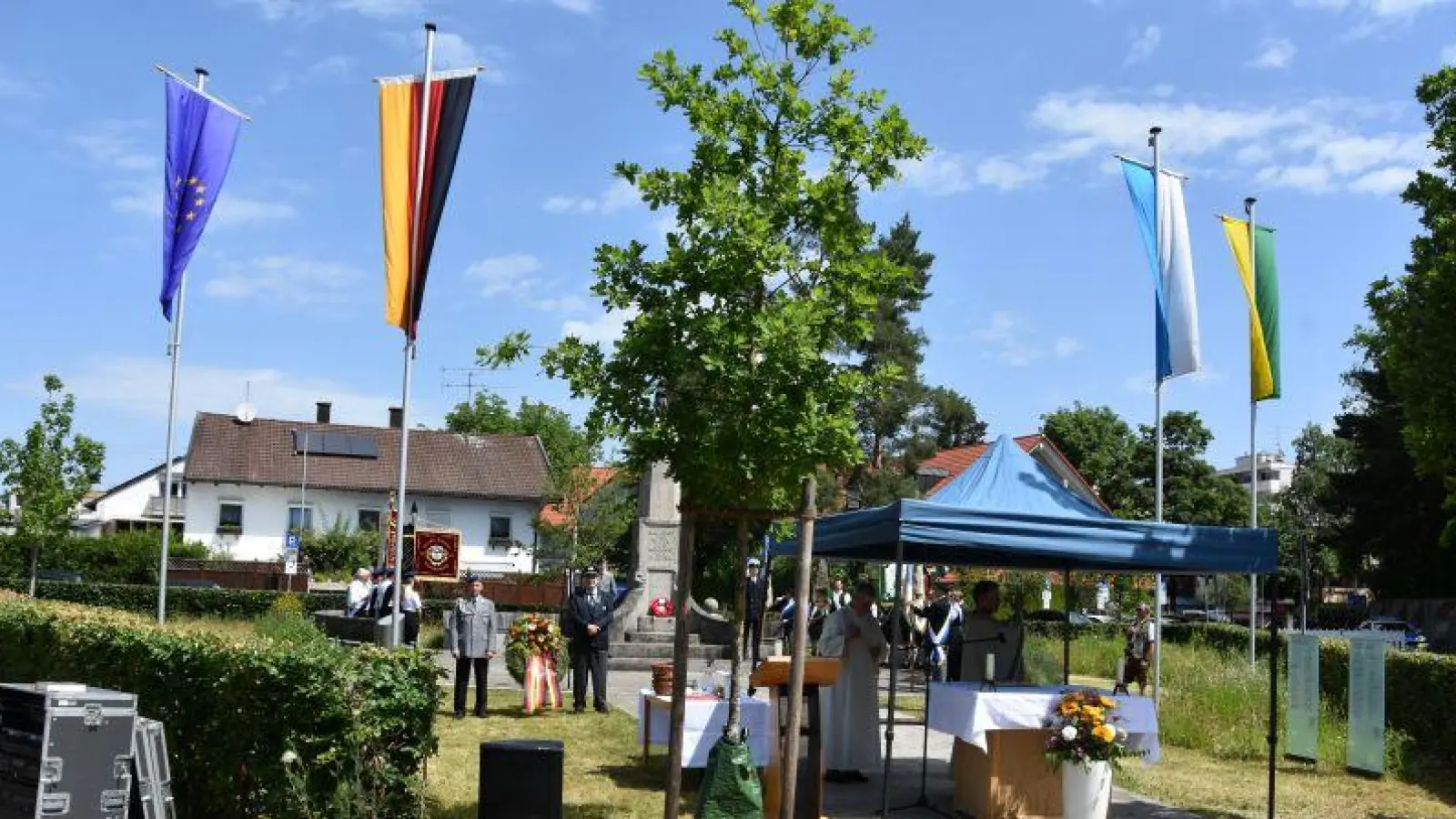 Eine feierliche Messe wurde anlässlich des Veteranentags am Friedensplatz gehalten. (Foto: Helmut Patalong)