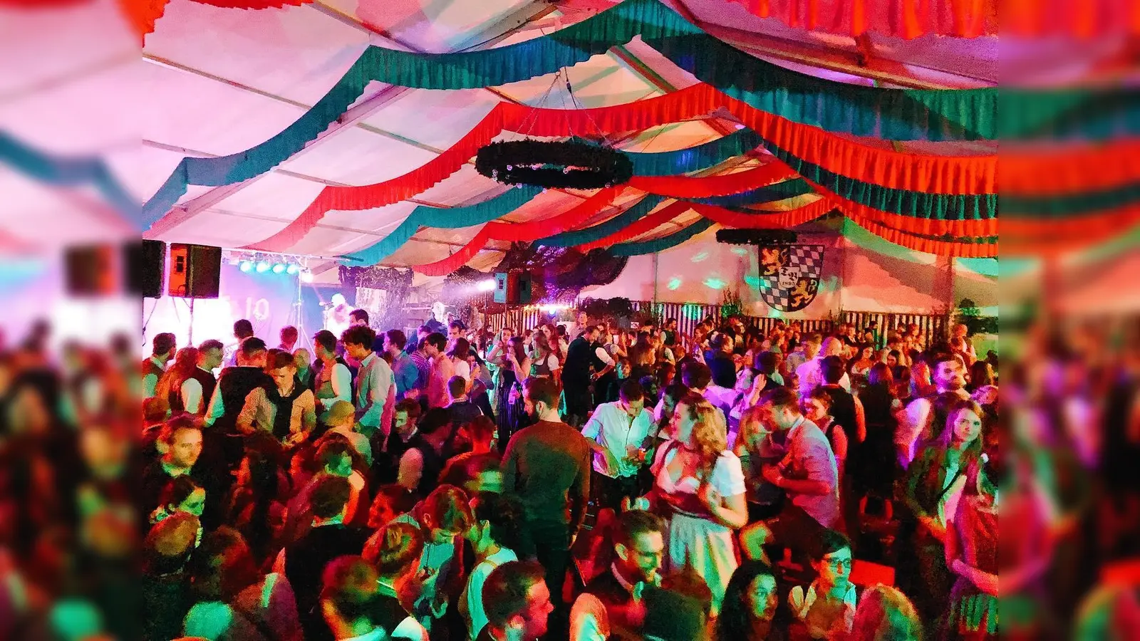 Erlesene Tropfen und Live-Musik bietet das Truderinger Weinfest. (Foto: Truderinger Burschenverein von 1895)