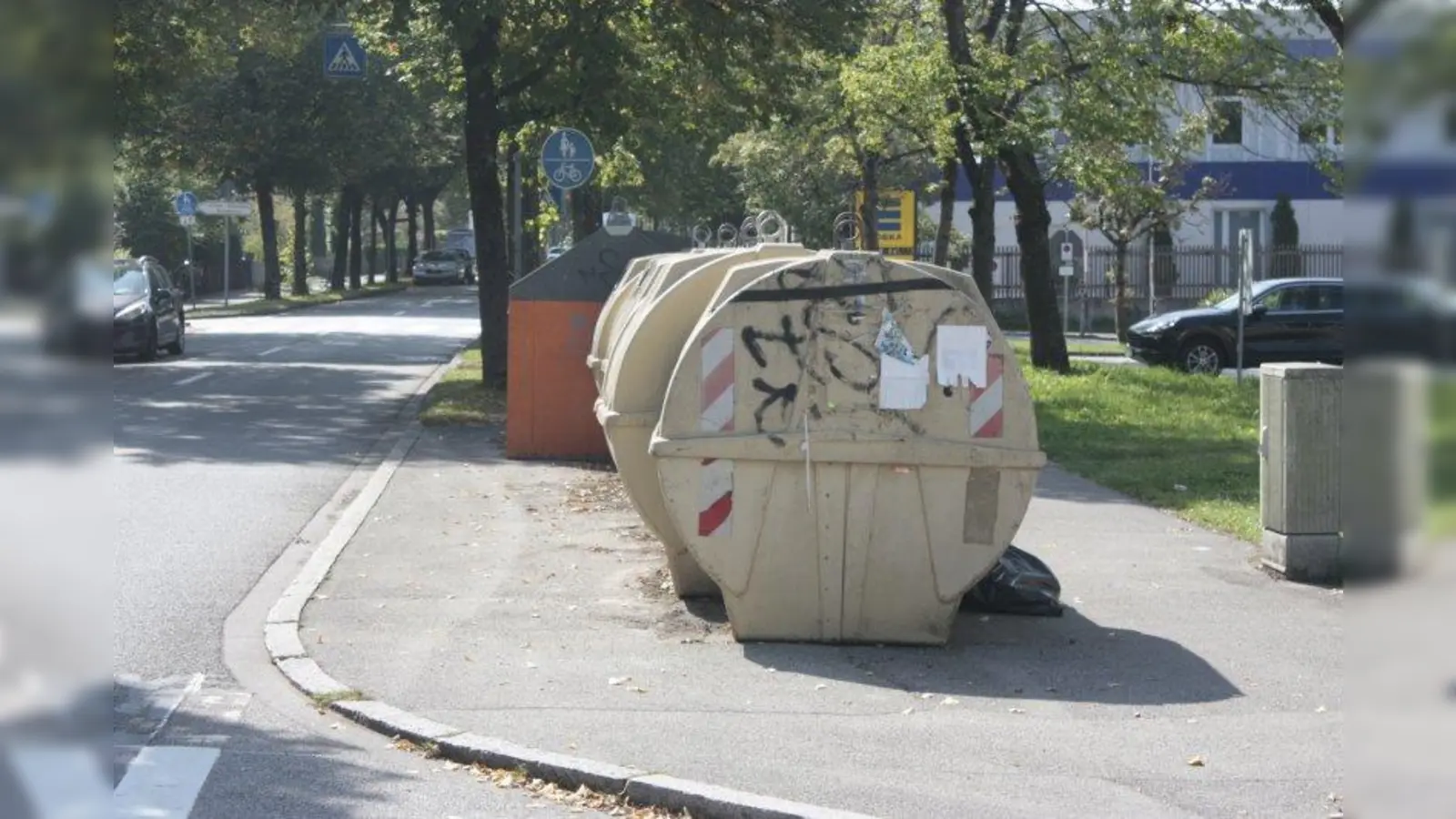 Die Wertstoffcontainer beim Edeka an der Forstenrieder Allee werden wie vom Bezirksausschuss 19 angeregt, etwas zur Straße (links) hin versetzt. Das hat die Stadt zugesagt. Künftig bleibt am Weg (rechts) mehr Platz für Radler, Passanten und Bürger, die Glas, Plastik und Dosen einwerfen wollen.<br>Die Forstenrieder Allee ist die Straße am linken Bildrand, die Zitzelsbergerstraße verläuft im Vordergrund (Standpunkt des Fotografen). (Foto: job)