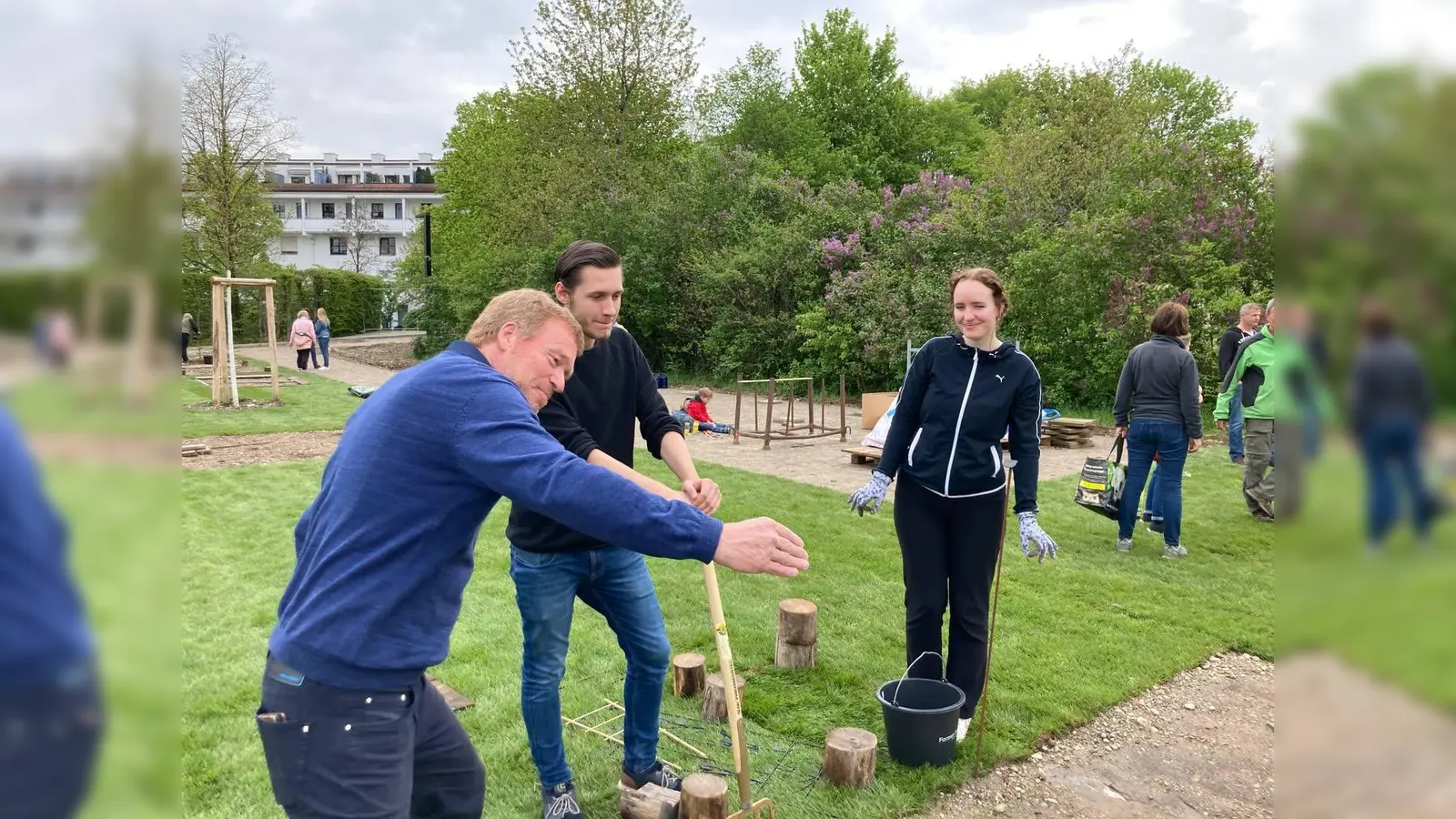 Stephan Keck (links), der Vorsitzende des Aufsichtsrates der Landesgartenschau Kirchheim, mit Bürgergärtnern bei der Arbeit. (Foto: LGS Kirchheim)