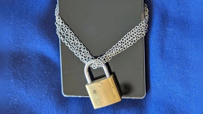 Ein ganzer Nachmittag ohne Smartphone - gar nicht so einfach, oder? In der Oberföhringer Vaterunserkirche kann man es ausprobieren. (Foto: E. Born)