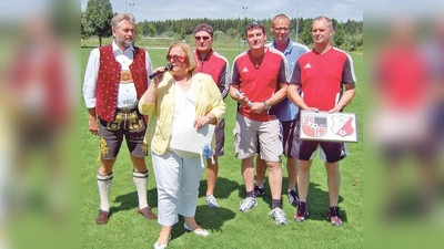 Gemeinsam besser kicken:  Jakob Eglseder (Bürgermeister v. Otterfing), Barbara Bogner (Bürgermeisterin v. Sauerlach), sowie der Vorstand der JFG Ingo Kindler, Martin Briegel, Manfred Jarzina und Rüdiger Mühlhausen. 	 (Foto: Pietsch)
