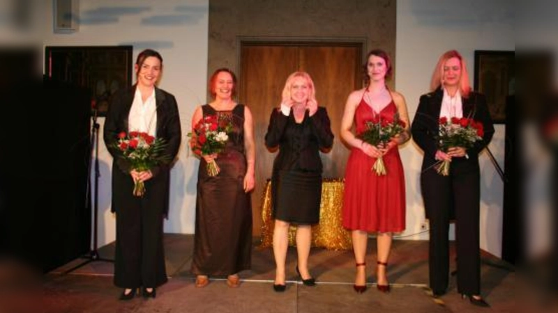 Frech und witzig spießten die Künstlerinnen um die Schauspielerin und Sängerin Helga Schuster das Thema „20 Jahre Frauenbeauftragte” auf. (v.l.): Helga Schuster, Elke Gropper, die LMU-Frauenbeauftragte Margit Weber, Britt-Kerstin Schmitt und Heide Liebhart. (Foto: tg)