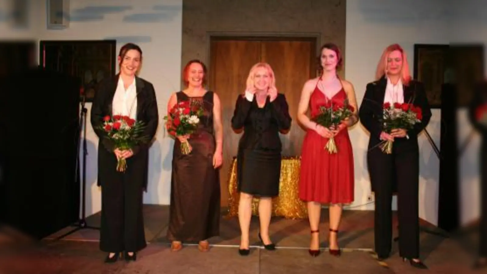 Frech und witzig spießten die Künstlerinnen um die Schauspielerin und Sängerin Helga Schuster das Thema „20 Jahre Frauenbeauftragte” auf. (v.l.): Helga Schuster, Elke Gropper, die LMU-Frauenbeauftragte Margit Weber, Britt-Kerstin Schmitt und Heide Liebhart. (Foto: tg)