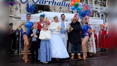 Stadträtin Evelyne Menges (2. v. re.) überreicht den symbolischen Schlüssel zur Stadt an das Faschingsprinzenpaar Fabrician I. und Sarah I. Sie werden in der Faschingssaison vom Kinderprinzenpaar Marcus I. und Juli I. begleitet. (Foto: Robert Bösl)