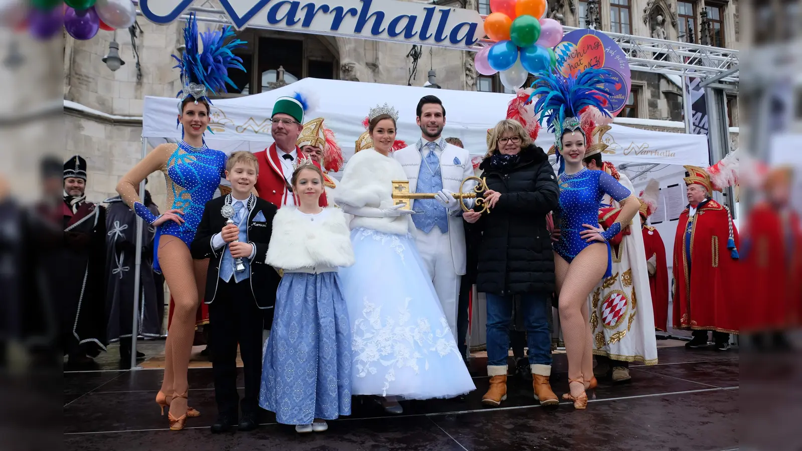 Stadträtin Evelyne Menges (2. v. re.) überreicht den symbolischen Schlüssel zur Stadt an das Faschingsprinzenpaar Fabrician I. und Sarah I. Sie werden in der Faschingssaison vom Kinderprinzenpaar Marcus I. und Juli I. begleitet. (Foto: Robert Bösl)