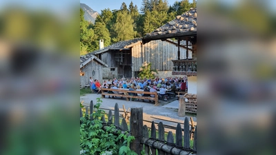 Im Biergaten findet das Publikum Platz. (Foto:  Veronika Lammer)