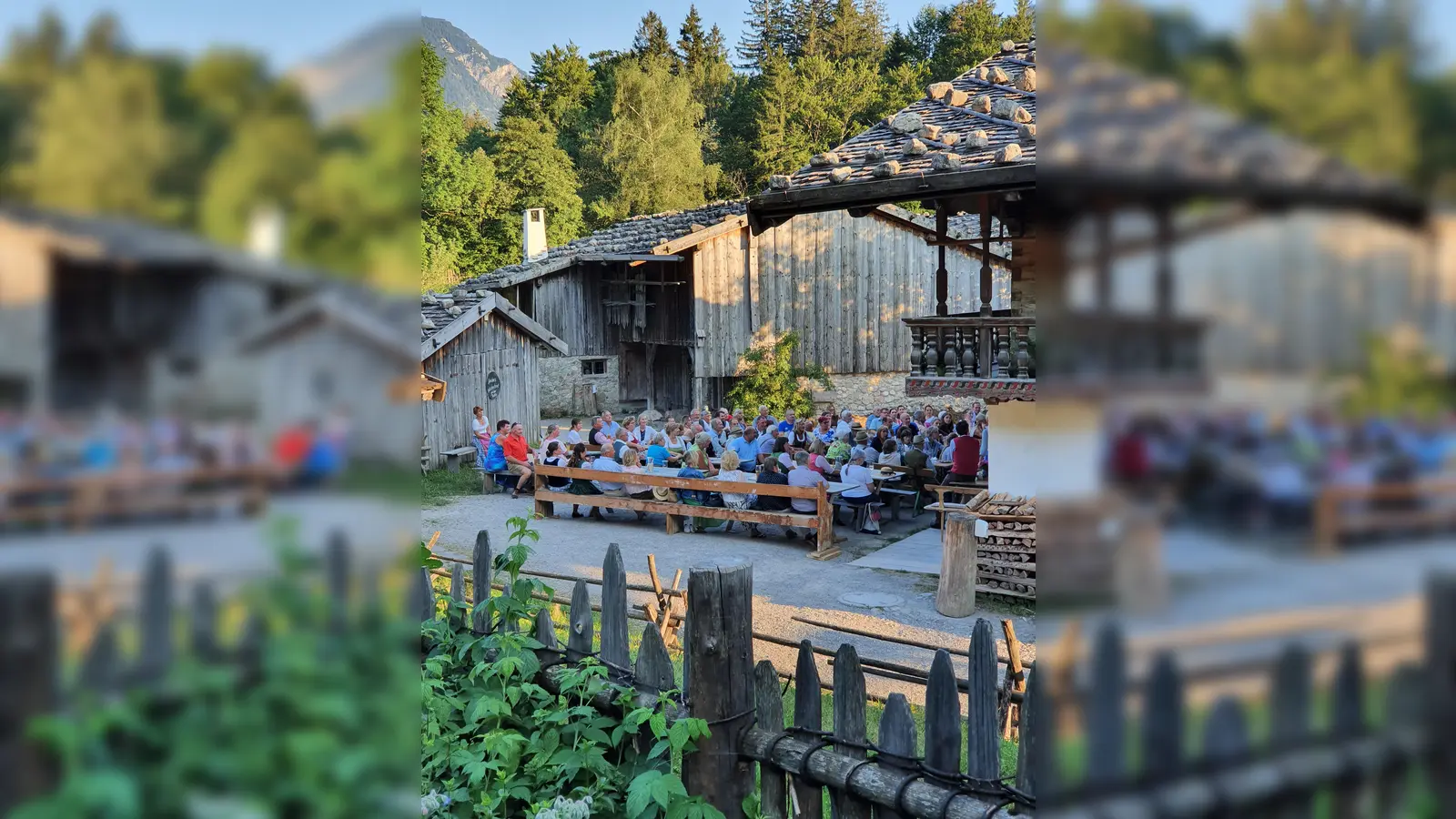 Im Biergaten findet das Publikum Platz. (Foto:  Veronika Lammer)
