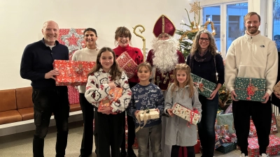 Matthias Sammer, Aynur Gündüz (Stiftungsleitung kids to life), Sabine Schlotterbeck, Nikolaus, Margit Ulmann (Aon), Marvin Sammer, Stefanie Schrobenhauser (Stiftungsvorstand) und Karin Sammer bei der Übergabe der Geschenke für die Kinder im Kinderheim. (Foto: kids to life)