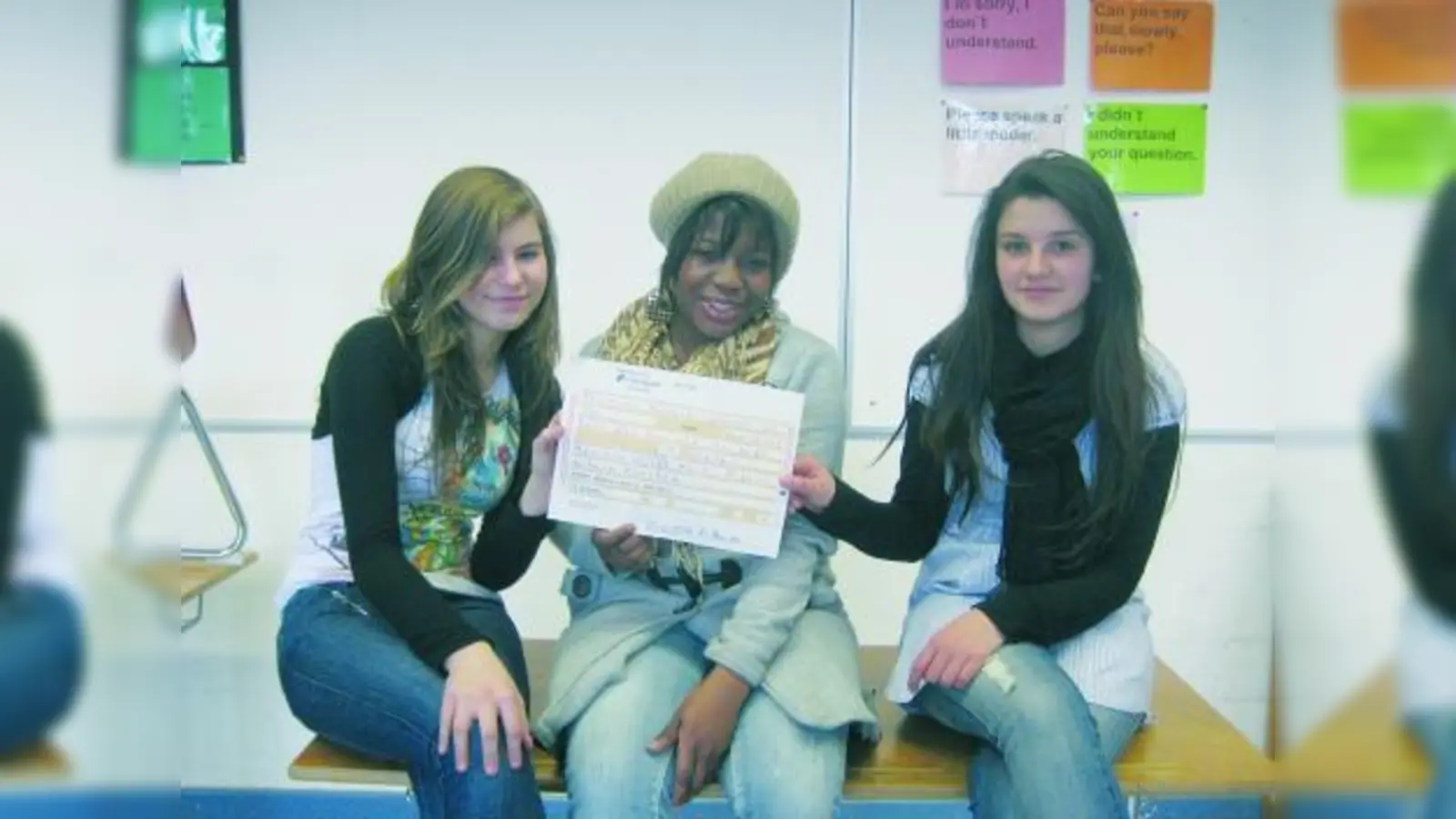 Ichan Mama (7b), Alma Nicevic (8md), Cigdem Simsek (8md) mit dem Spendenscheck. (Foto: privat)