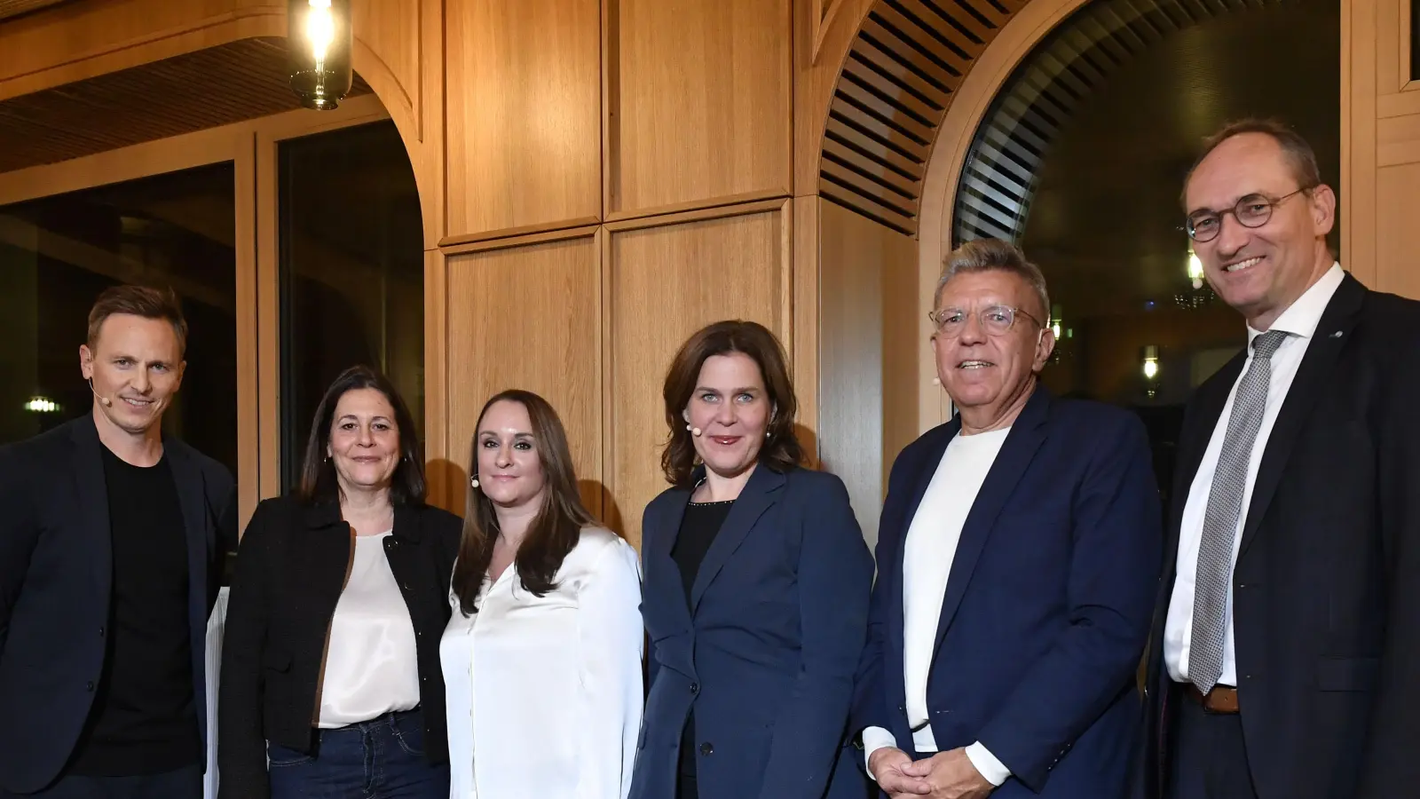 Trafen sich zur Podiumsdiskussion (v.l.): Moderator Jochen Breyer, Lana Reb (Vorständin NYWS), Jenny Doppelhofer (Sozialberatung NYWS), Verena Dietl (Bürgermeisterin LH München), Prof. Dr. Martin Burgi (LMU München), Bernhard Seidenath (MdL). (Foto: Nicolaidis YoungWings Stiftung/Marcus Schlaf)