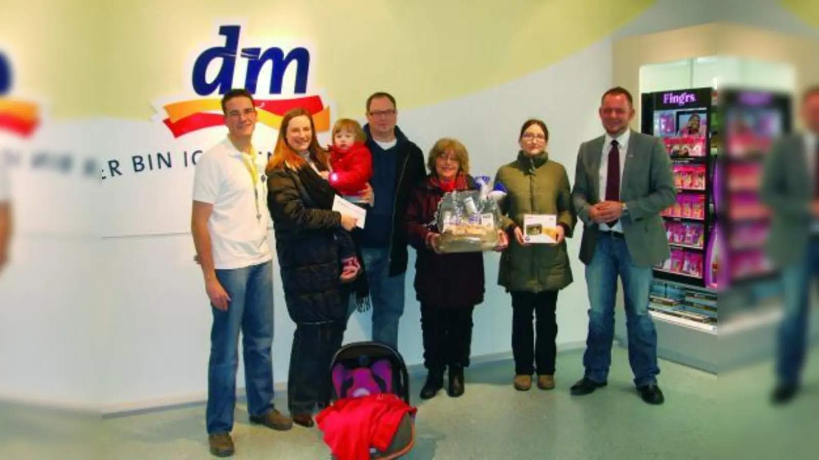 Gewinnübergabe in der dm-Filiale in der Boschetsrieder Straße 72 (v.l.): Sven Kodura (Filialleiter), die Familie Fitzon, Frau Völkl, Frau Degener und der dm-Gebietsverantwortliche Denis Orgs. (Foto: pi)