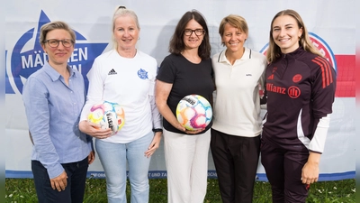 Nathalie Bischof (Talentförderung FCB Frauen), Anna Seliger, Stadträtin Kathrin Abele, Bianca Rech und FCB-Profifußballerin Katharina Naschenweng (von links) haben die gemeinsame Kooperation Frauen vorgestellt.  (Foto: Jens Hartmann)