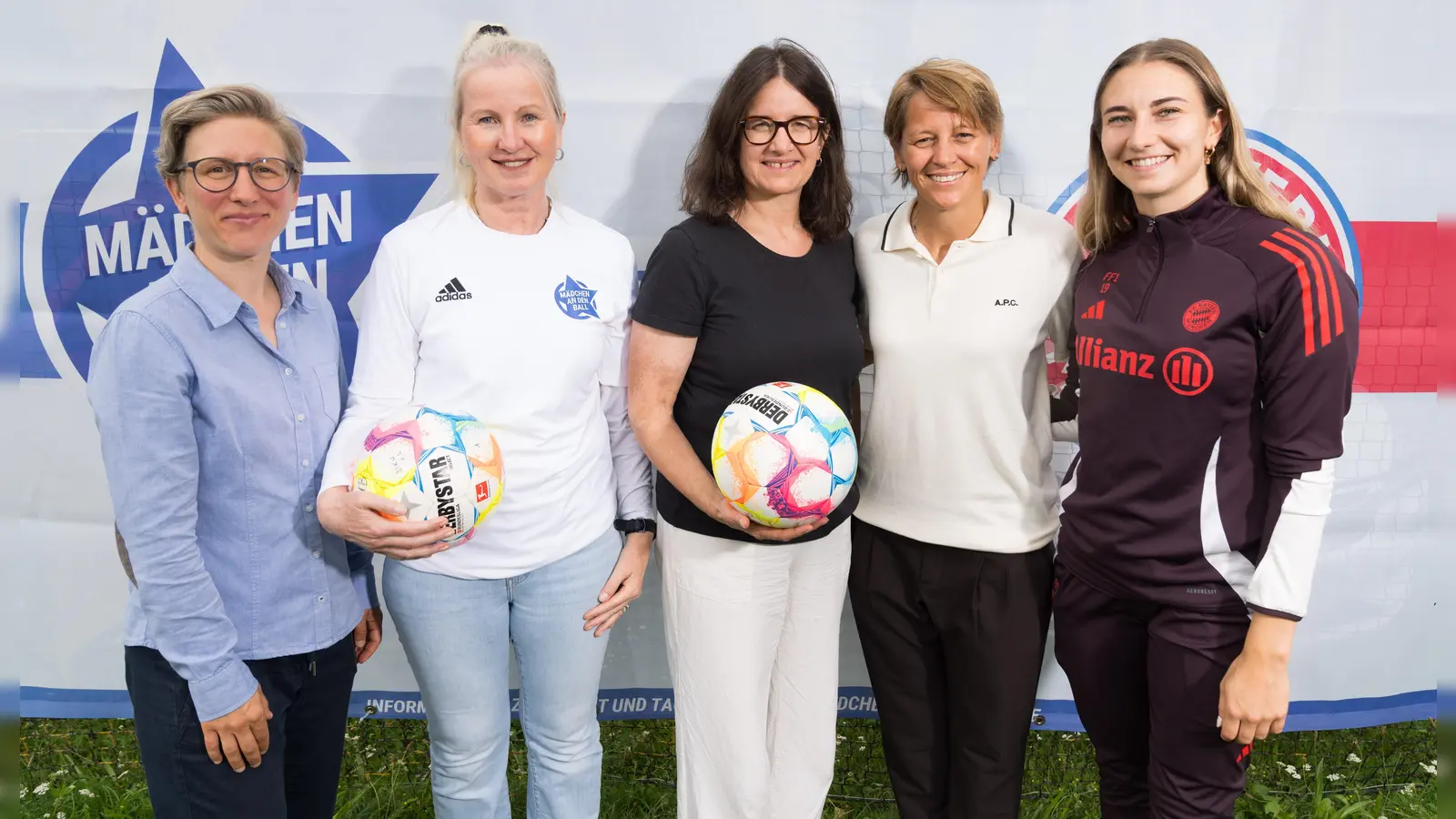 Nathalie Bischof (Talentförderung FCB Frauen), Anna Seliger, Stadträtin Kathrin Abele, Bianca Rech und FCB-Profifußballerin Katharina Naschenweng (von links) haben die gemeinsame Kooperation Frauen vorgestellt.  (Foto: Jens Hartmann)