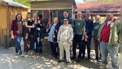 Freude herrschte bei der Einweihungsfeier des St. Josef Tauschkastls bei den Vertretern von der Münchenstift, den Lebenshilfe Werkstätten und Kreislaufschränke München e.V.. (Foto: Kreislaufschränke München e.V.)