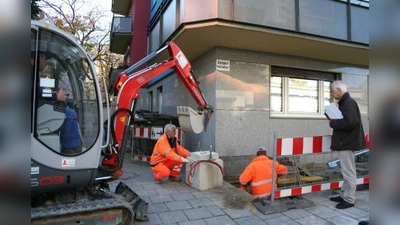 Das Betonfundament für den Parkscheinautomaten in der Gollierstraße muss exakt eingepasst werden. Die Kolonne (v.l.): Baggerführer Kryezin Besim, Arbeiter Azemi Ramadan, Vorarbeiter Andreas Worreschk und Baureferats-Mitarbeiter Werner Voigt. (Foto: tg)