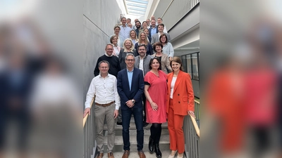 Was braucht die Wirtschaft vor Ort: Darüber diskutierten die Teilnehmer der IHK-Sitzung mit (vorne von links) Gastgeber Johannes Kiehl, Michael Schrodi, Beate Walter-Rosenheimer und Katrin Staffler. (Foto: IHK)