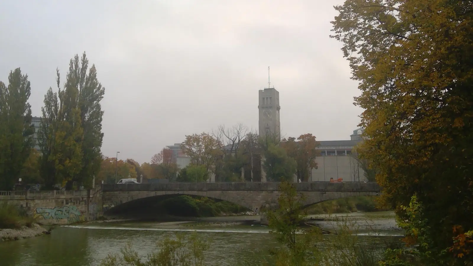 Auf einer Kiesbank unter der Corneliusbrücke fand die Polizei das Kind.  (Foto: bas)