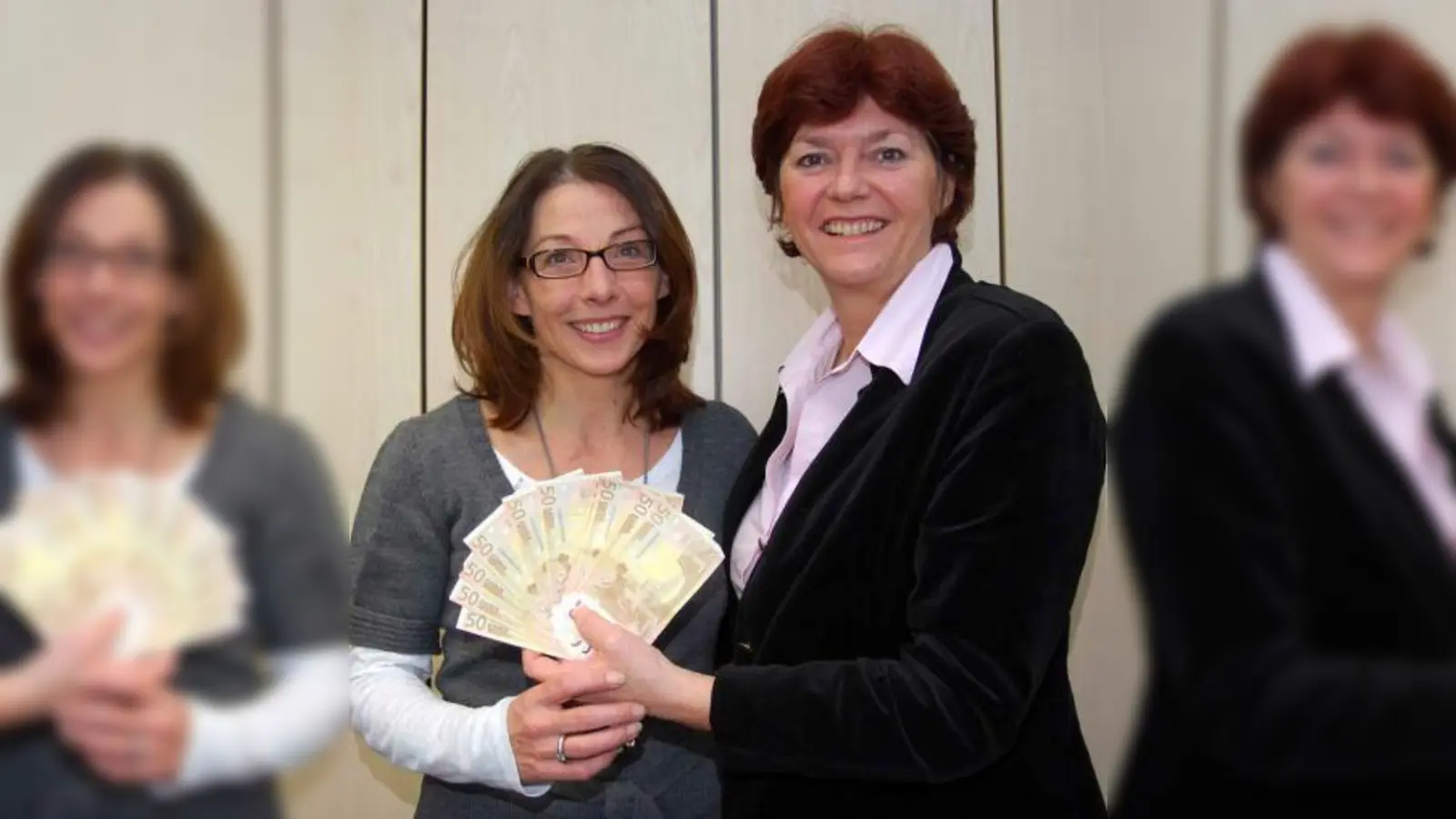 Kirsten Groß (links) und Sozialdienst-Geschäftsführerin Sonja Thiele bei der Spendenübergabe. (Foto: Vera Greif)