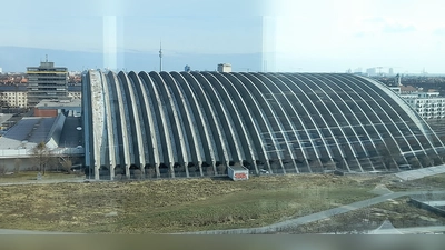 Rund um die denkmalgeschützte ehemalige Paketposthalle wird ein neues Wohn- und Geschäftsquartier entstehen. Bis zum Baubeginn werden Halle und Areal zwischengenutzt. (Foto: kö)