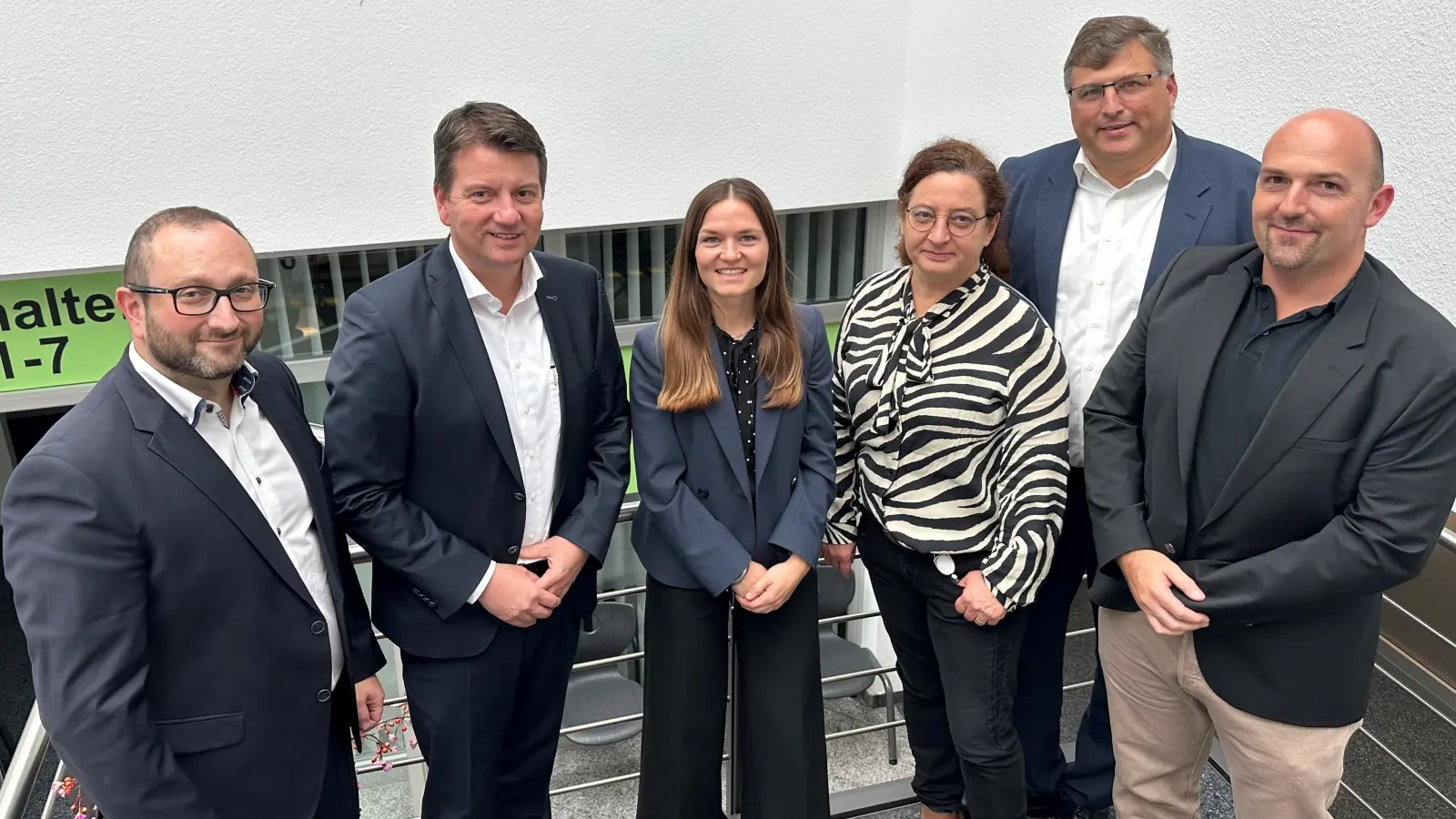 Information vor Ort (von links): Dr. Michael Holland (Abteilungsleiter Öffentliche Sicherheit und Ordnung), Bayerns Innen- und Integrationsstaatssekretär Sandro Kirchner, Sabine Ziegler (Abteilungsleitung Kommunale und soziale Angelegenheiten), Getrud Euba (Sachgebietsleitung Sozialwesen), Landrats Stefan Löwl und Alexander Dallmayr (Sachgebietsleitung Ausländerwesen). (Foto: Landratsamt Dachau, Wolfgang Reichelt)