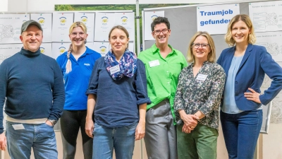 Mit vielen anderen Akteuren haben sie dafür gesorgt, dass die Berufsmesse ein Erfolg wird: v.l. Helmut Gebhard, Fachberater Berufsausbildung Handwerkskammer für München und Oberbayern, Louisa Vetter, Stadtwerke München, Ruth Lorbacher und Claudia Richter, Schulleitungsteam, Bettina Trippen, AK Berufsmesse, und Kathrin Rabe, Berufsberaterin, Agentur für Arbeit, München. (Foto: © Aktion Sonnenschein/ Dirk Tacke)