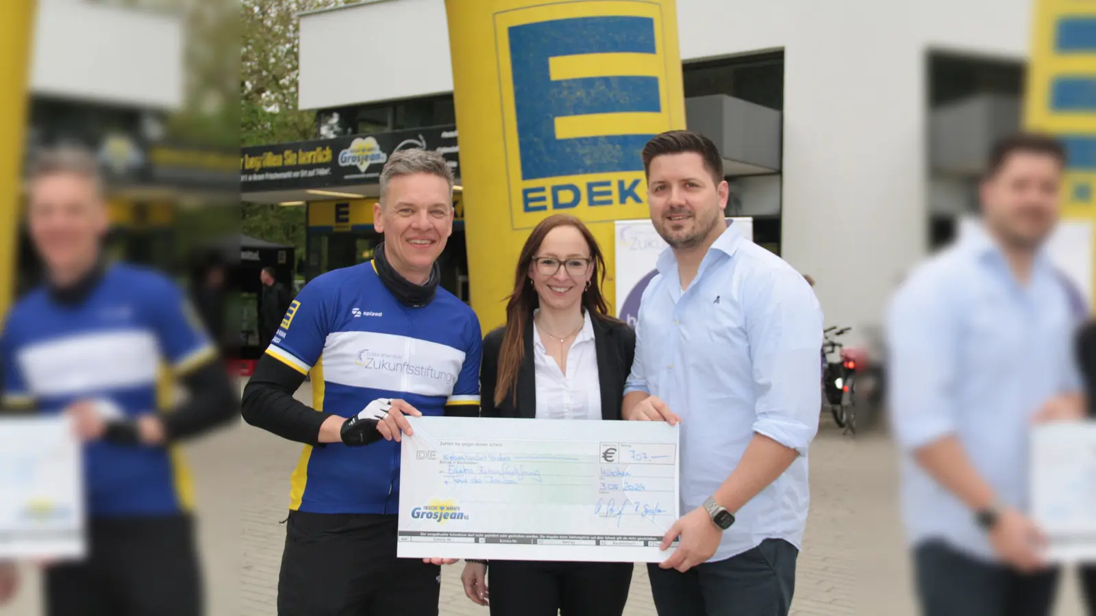 Katharina und Robin Grosjean (EDEKA Isargärten) übergaben Tour-Organisator Alexander Elskamp (links) eine Spende in Höhe von 707 Euro. (Foto: job)