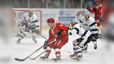 Stürmer Philipp Quinlan absolvierte am vergangenen Wochenende sein 500. Pflichtspiel im rot-weißen EHC-Trikot. (Foto: smg/EHC)