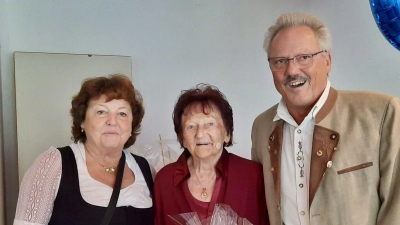 Zum 90. Geburtstag von Katharina Bauer gratulierten Vereinsvorsitzende Eva Wolf (l.) und Ehrenvorstand Günter Buchner (r.). (Foto: F.Braun)
