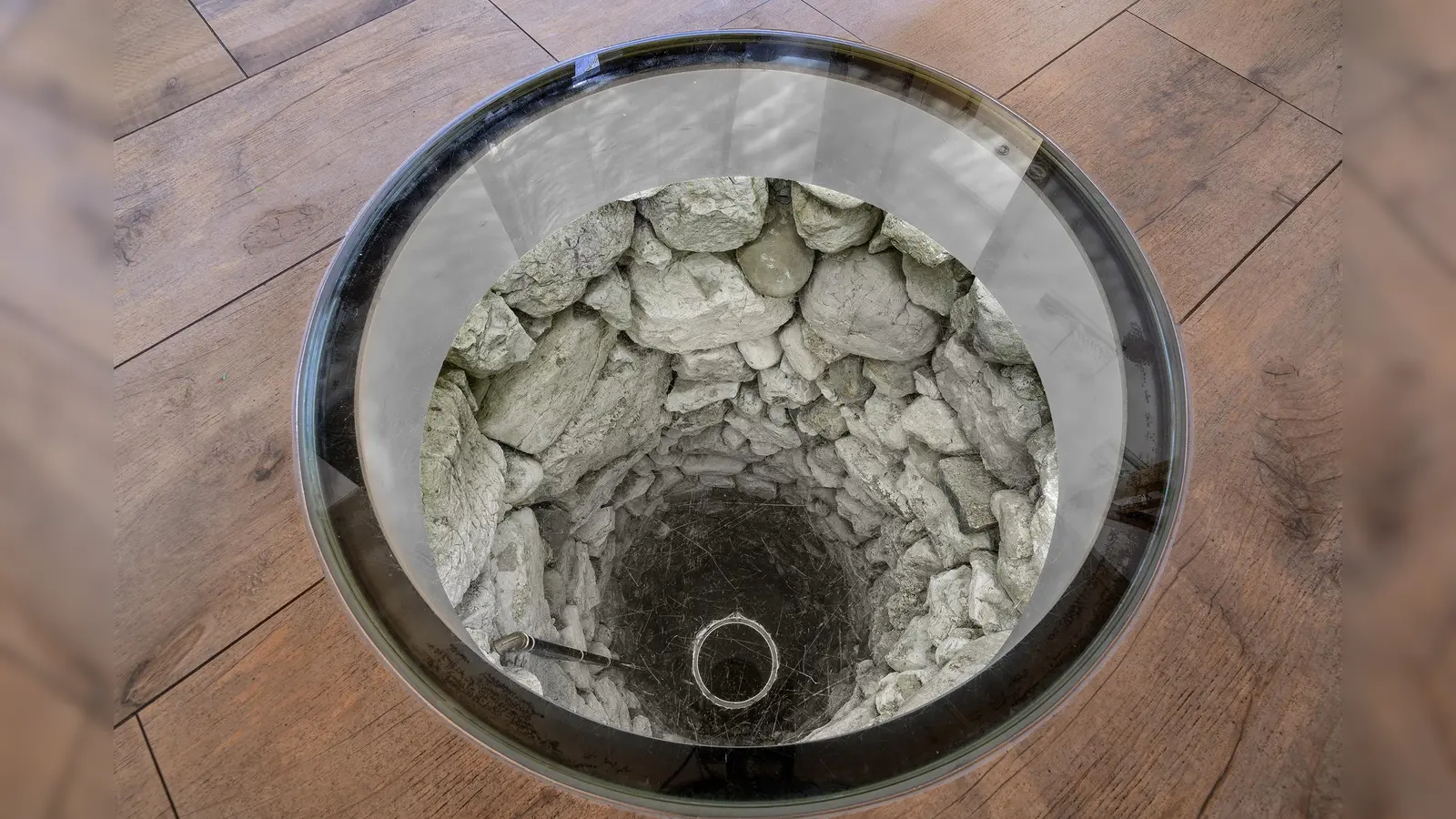Ein historischer Brunnenschacht gibt darüber Auskunft, woher und wie frühere Generationen ihr lebensnotwendiges Trinkwasser bezogen haben.  (Foto: Andreas Strauß)