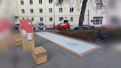 Im Winter stand im Rahmen eines Forschungsprojekts eine Kunststoff-Eisstockbahn an der Ecke Schlotthauerstraße/Entenbachstraße. Im Sommer werden hier neue Sitzgelegenheiten und Hochbeete aufgestellt. (Archivbild: bs)