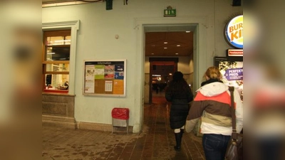 Da muss man schon genau hingucken: die Hinweisschilder für das Bahnhofs-WC sind im Schaukasten neben der Information. (Foto: US)