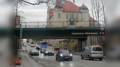 Die bisherigen Radwege (links zwischen Gehweg und parkenden Autos) genügen heutigen Anforderungen nicht. (Foto: job)