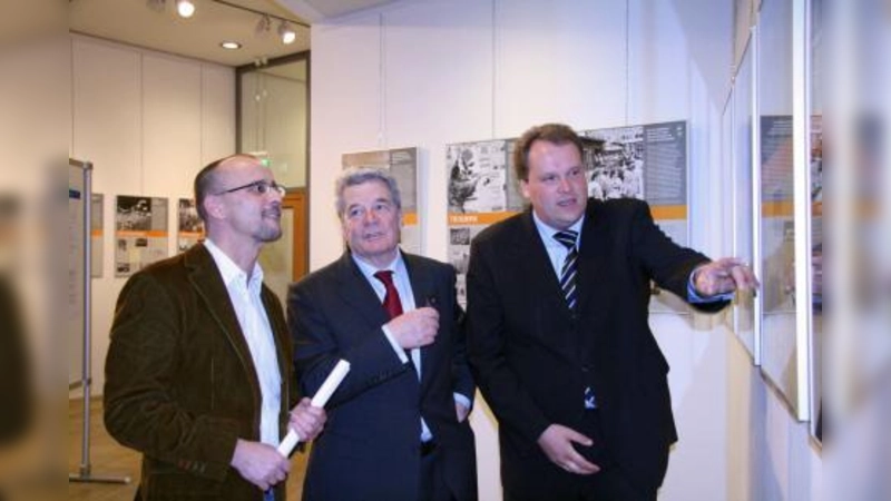Die begleitende Ausstellung im Foyer zeigte Stasi-Akten von Jugendlichen, darunter auch von Bürgerhaus-Chef Jan Konarski (li). Joachim Gauck (Mitte) als sein väterlicher Mentor aus DDR-Zeiten und Bürgermeister Christoph Göbel tauschten sich über die dokumentierten Ereignisse aus. (Foto: US)